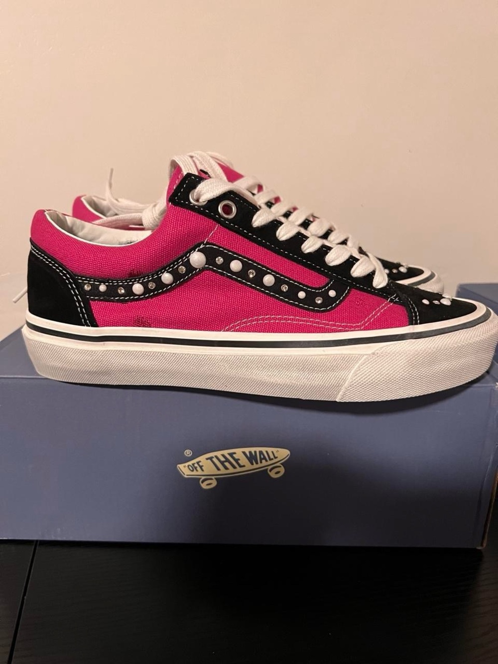 Pink and black pearlized vans - Picture 2 of 6